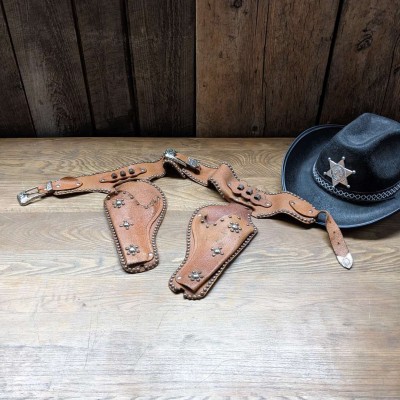 Étui Cowboy en cuir avec rivets et boucle argentée